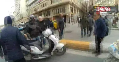 İstanbul Karaköy’de motosikletlinin el arabalı adama çarptığı anlar kamerada