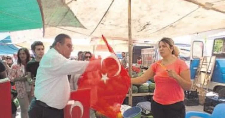 AK Parti ve MHP’liler esnaflara Türk Bayrağı dağıttı