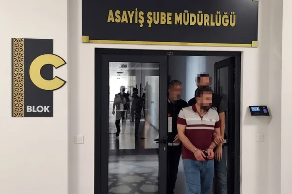 cinayet-zanlisi-mesai-arkadasi-cikti-adliyeye-sevk-edilen-zanli-tutuklandi-1657214944544.jpeg