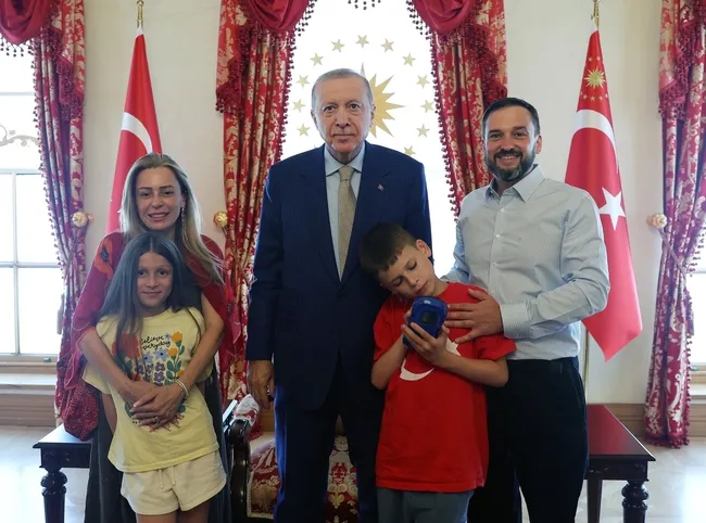 baskan-erdogan-minik-kahraman-joshua-harrisi-kabul-etti-1784747129266.jpg