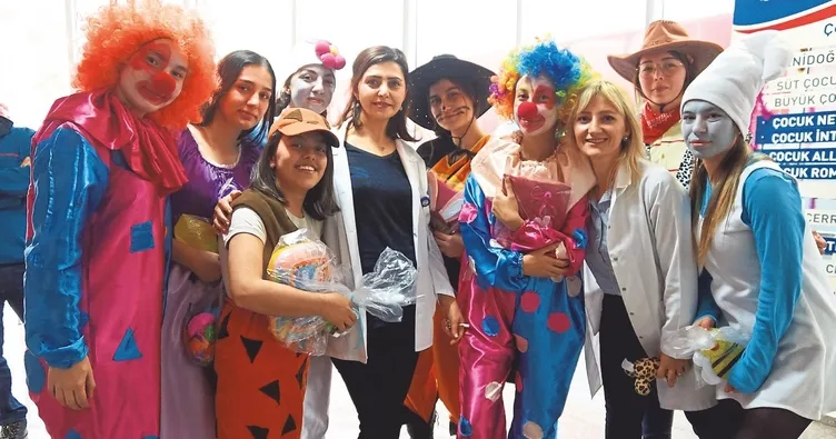 Liselilerden çocuk hastalara oyuncak