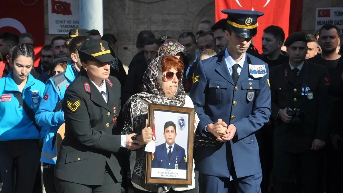Lüleburgaz Şehidine Ağladı: ‘Sizden Oğlumun Kokusu Geliyor’ Lüleburgaz Şehidine Ağladı: ‘Sizden Oğlumun Kokusu Geliyor’