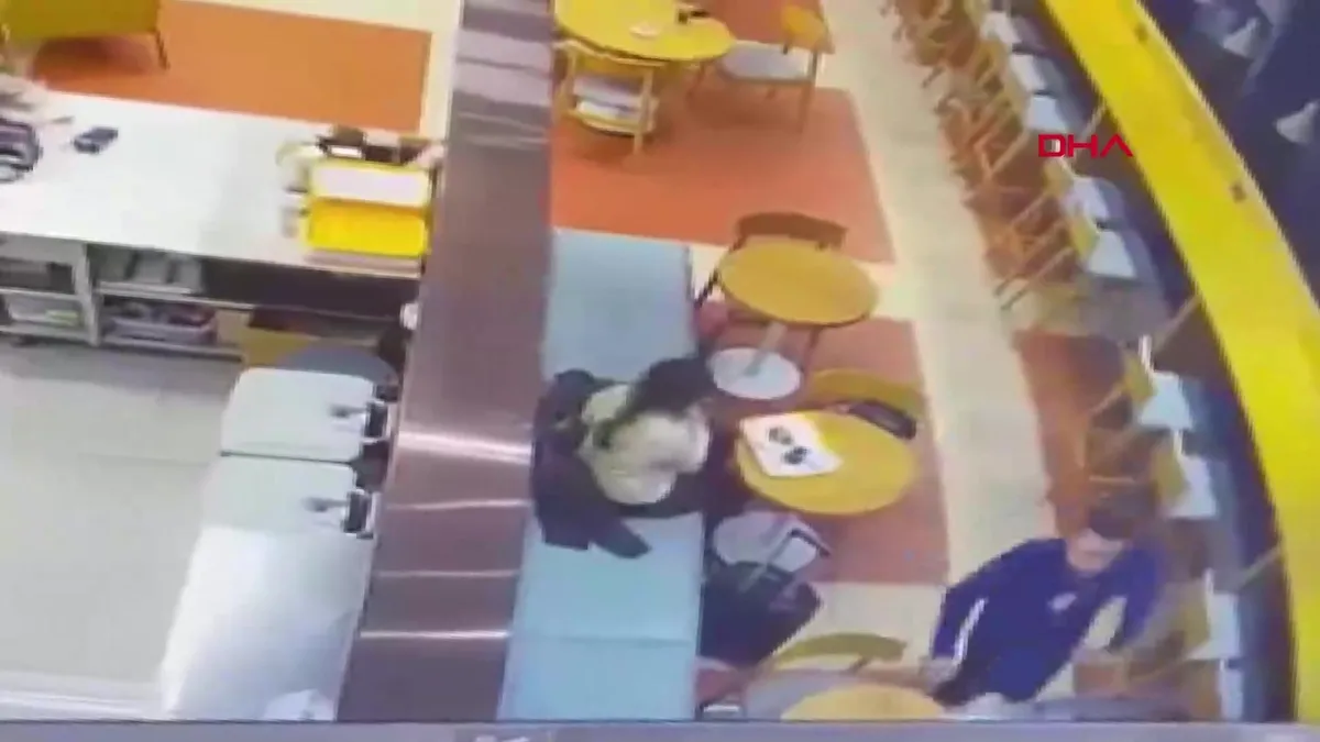 İstanbul Havalimanı’nda garsondan hayat kurtaran müdahale | Video videosunu izle İstanbul Havalimanı’nda garsondan hayat kurtaran müdahale | Video videosunu izle