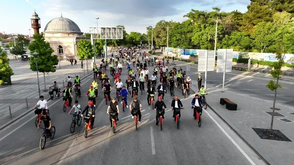 avrupa-bisiklet-baskenti-konyada-ayni-anda-binlerce-bisikletsever-pedal-cevirdi-1780646457552.jpg