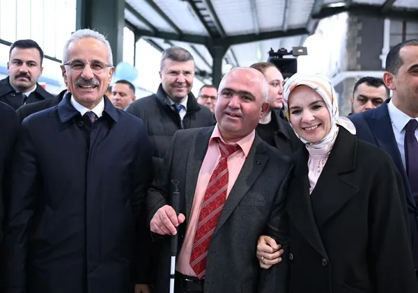 bakan-uraloglu-yht-ve-ana-hat-trenlerinde-74-milyon-engelli-yolcu-tasindi-1733228760496.jpg
