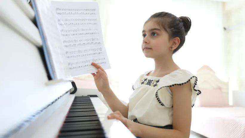Tuluyhan Uğurlu ile sahne alan minik piyanist, ezgilerini dünyaya duyurmak istiyor
