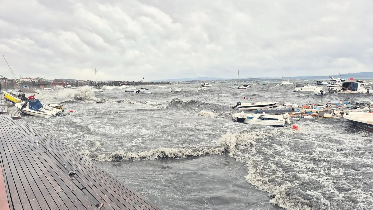Lodos yıktı geçti