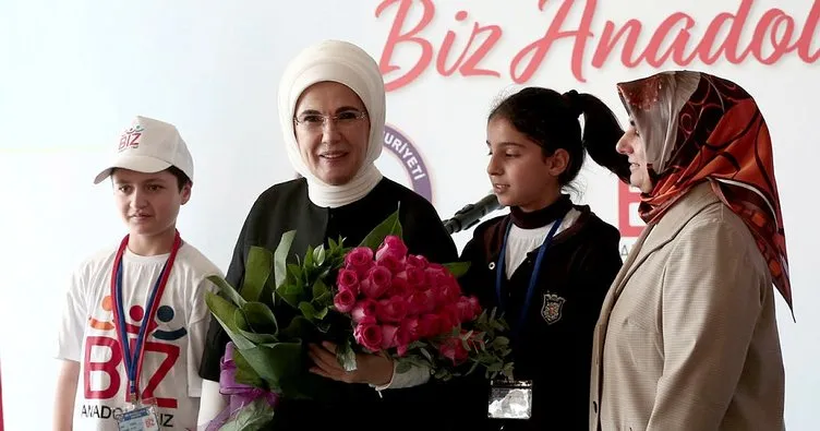 Emine Erdoğan, Hakkarili çocuklarla buluştu