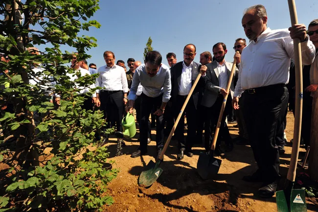 cekirge-terasin-ilk-fidanini-bakan-murat-kurum-dikti-1659107964816.jpg Çekirge Teras’ın ilk fidanını Bakan Murat Kurum dikti