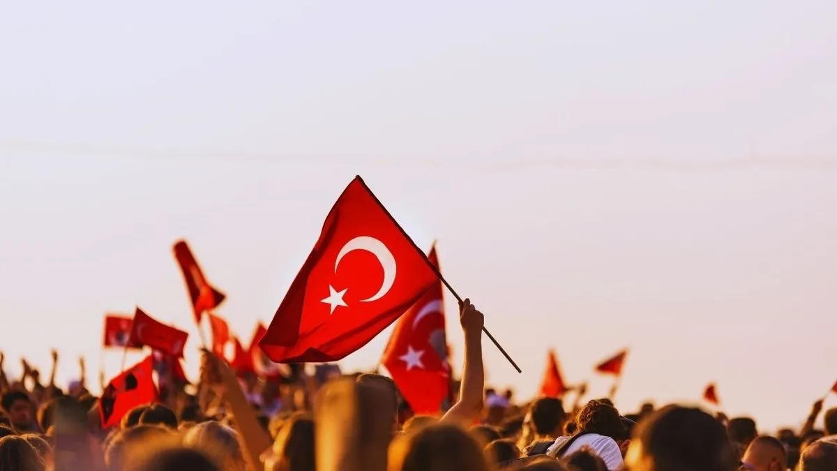 15 TEMMUZ RESMİ TATİL Mİ? 15 Temmuz Demokrasi ve Millî Birlik Günü resmi tatil takviminde sorgulanıyor
