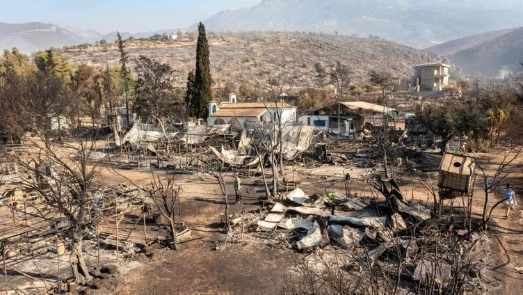 Yunanistan’da yangın felaketi: Alevler bir bölgeyi esir aldı! Korkunç gelişme son dakika olarak duyuruldu...
