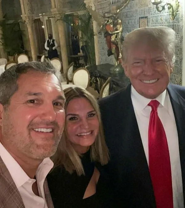 Son dakika | Beyaz Saray'dan ayrıldıktan sonra ilk kez! Trump çifti böyle görüntülendi: Ayrı ayrı poz verdiler