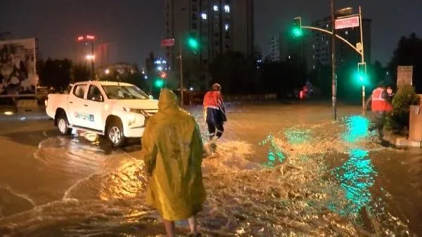 Son dakika: Meteoroloji'den İstanbul ve 6 il için turuncu, 15 ile sarı kodlu uyarı! Esenyurt'ta kuvvetli sağanak su baskınlarına neden oldu