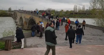 Trabzon'dan Muş'a gelen fotoğraf tutkunları “Ters Laleleri” görmek için 2 saat yürüdüler! #mus
