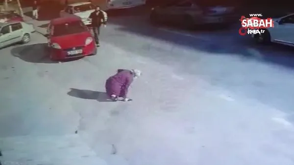 Yolun karşısına geçmeye çalışan kadına otomobil böyle çarptı | Video