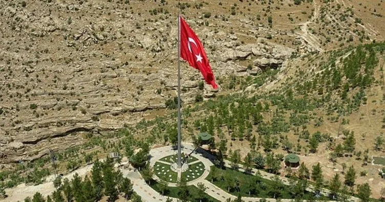 Yıldırım’dan Eruh’a dev Türk bayrağı