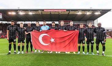İngiliz ekibi Hull City, sahaya Türk bayrağıyla çıktı