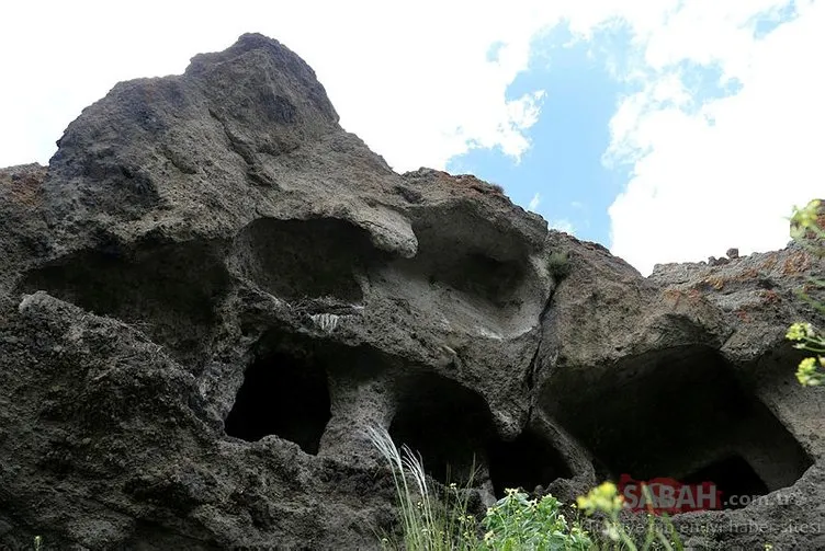 Erzurum’da defineciler antik kaya mezarları patlayıcılarla tahrip etti