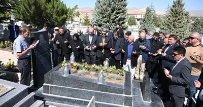 Vatandaşlar Neşet Ertaş’ın mezarına akın etti #kirsehir