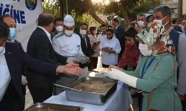 Bakan Yardımcısı Çam, aşure dağıttı