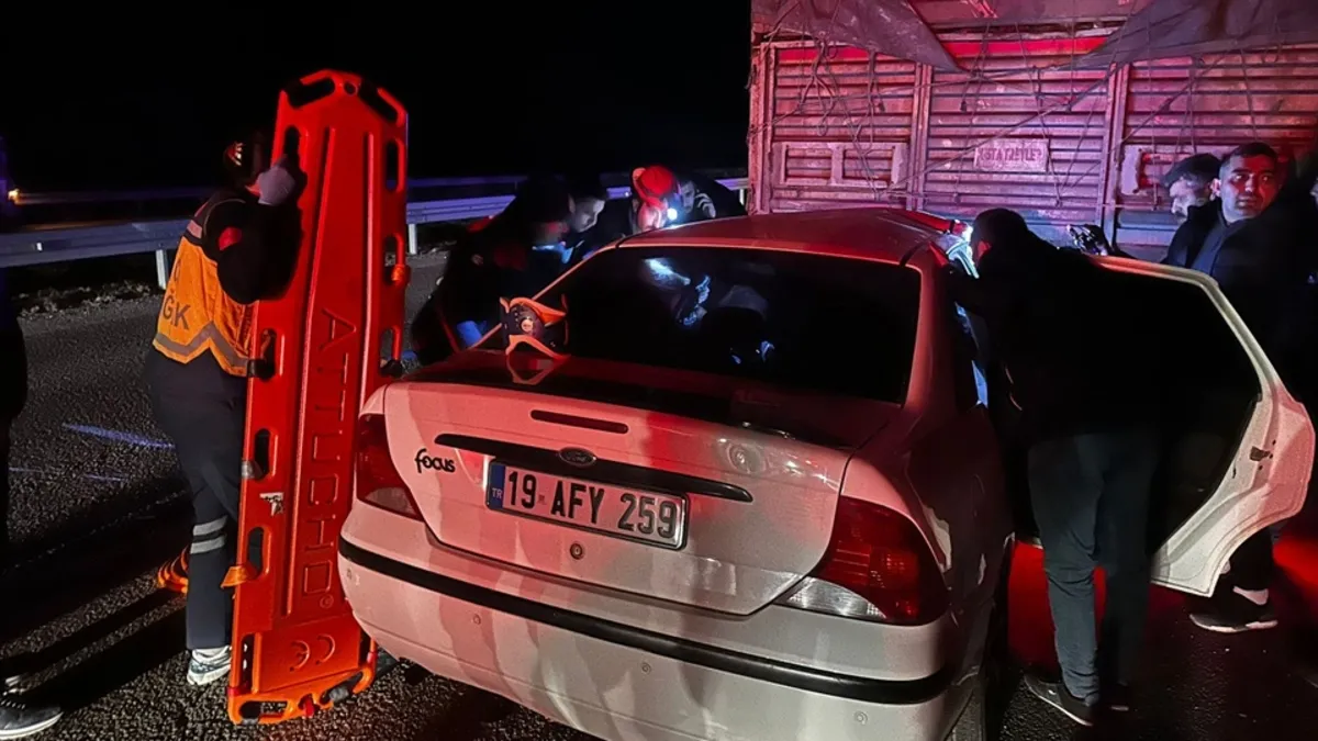 Çorum’da otomobil TIR’ın dorsesine girdi: 22 yaşındaki sürücü hayatını kaybetti Çorum’da otomobil TIR’ın dorsesine girdi: 22 yaşındaki sürücü hayatını kaybetti