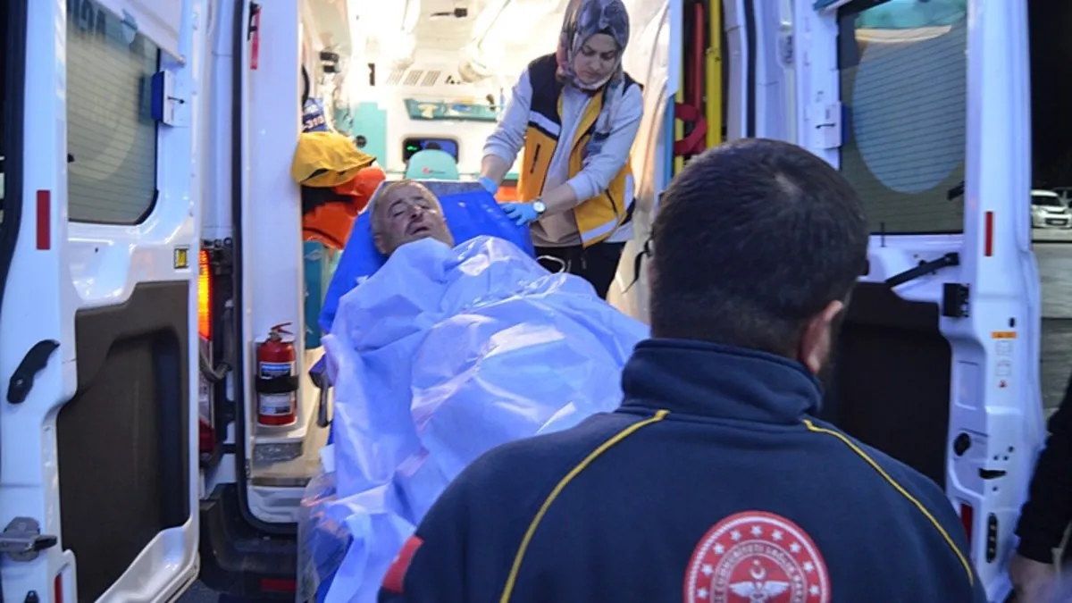 Parkta dehşeti yaşadı: 5 kişi tarafından darp edildi, 11 yerinden bıçaklandı!