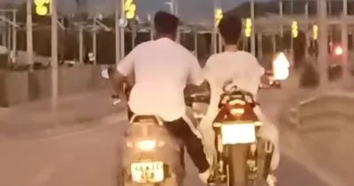 Trafikte tehlikeli destek! Seyir halinde başka bir motosikleti ayağıyla itti #kocaeli