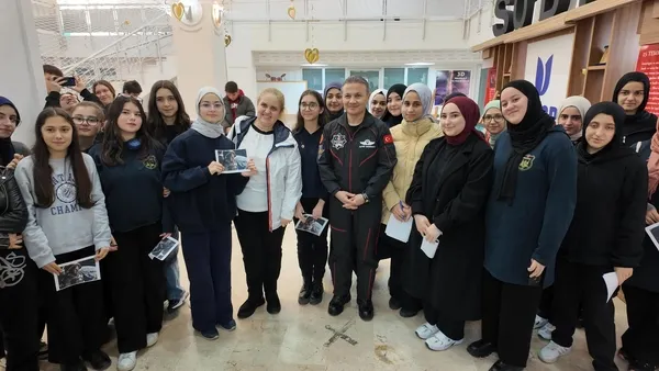 turkiyenin-ilk-astronotu-alper-gezeravci-bahcelievlerde-ogrencilerle-bulustu-1736006322231.jpeg