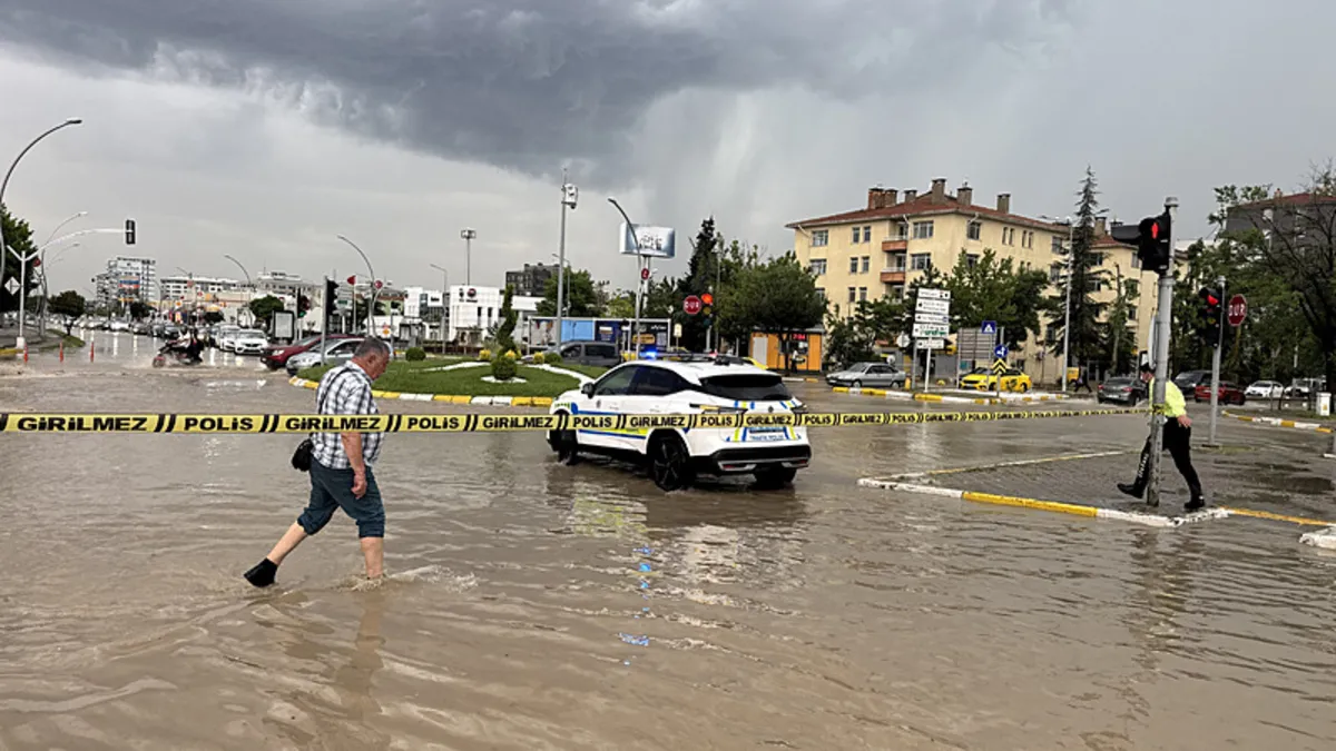 Edirne’yi sel vurdu! Caddeler göle döndü, iş yerlerini su bastı Edirne’yi sel vurdu! Caddeler göle döndü, iş yerlerini su bastı