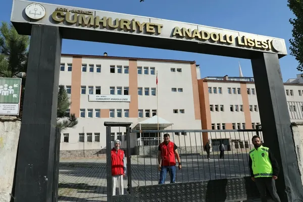 agrida-okullarda-guvenlik-seferberligi-409-bahce-gorevlisi-sahada-1791271930511.jpg
