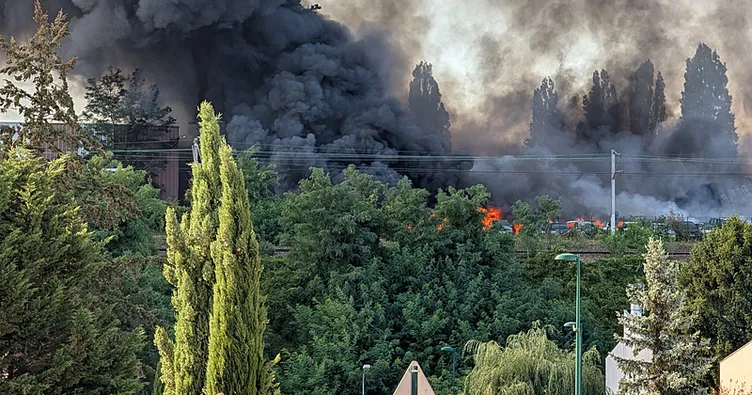 Fransa’da gökyüzünü kara duman kapladı: Dev yangın havalimanını vurdu