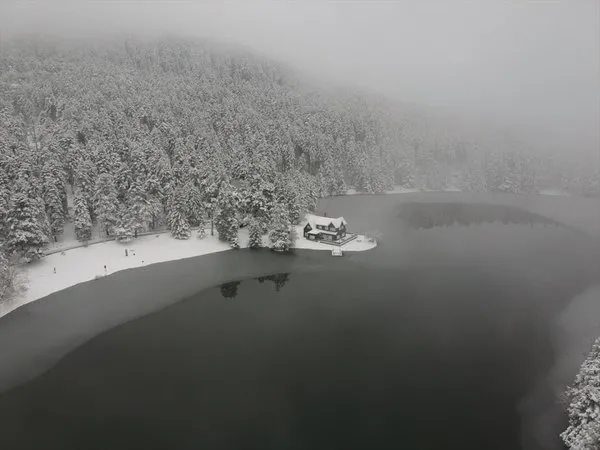 Bolu'daki göl buz tuttu