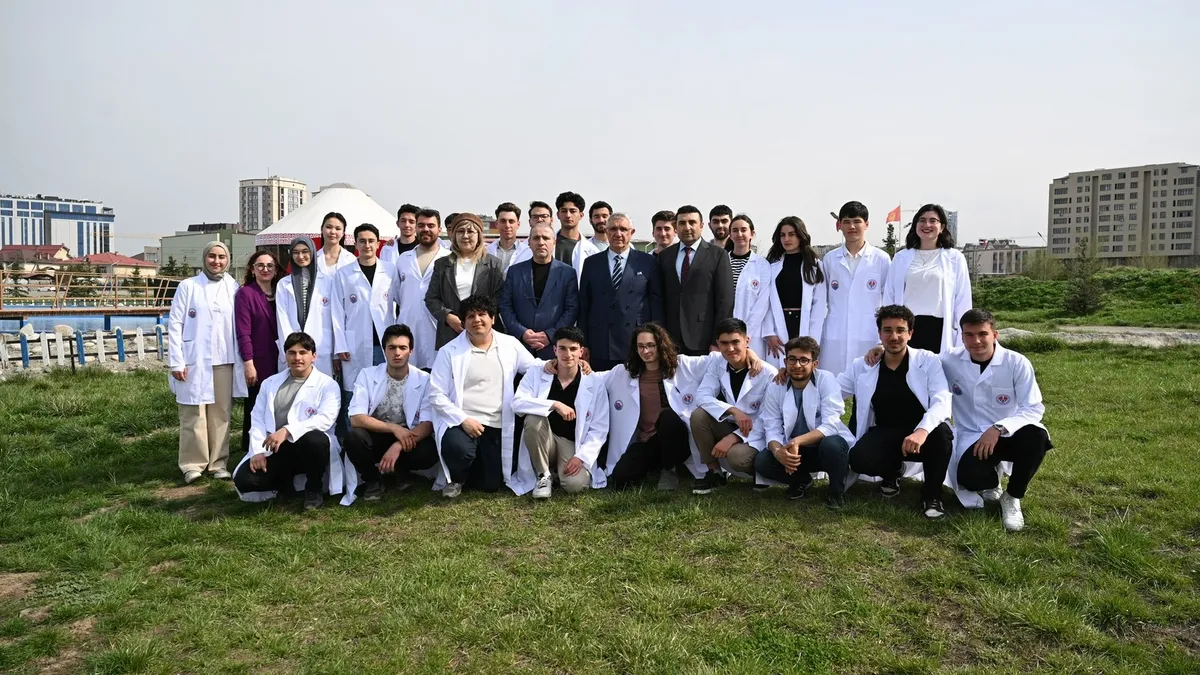 Türkiye Tanrı Dağları’nın Eteğinde Hekim Yetiştiriyor Türkiye Tanrı Dağları’nın Eteğinde Hekim Yetiştiriyor