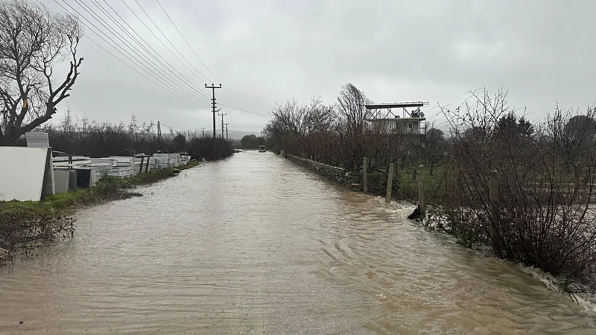 Çanakkale’de sağanak hayatı olumsuz etkiledi Çanakkale’de sağanak hayatı olumsuz etkiledi