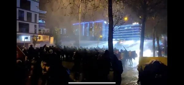 izmirde-polise-tas-sopa-ve-molotofla-saldiran-123-supheli-gozaltinda-1742630225822.jpg