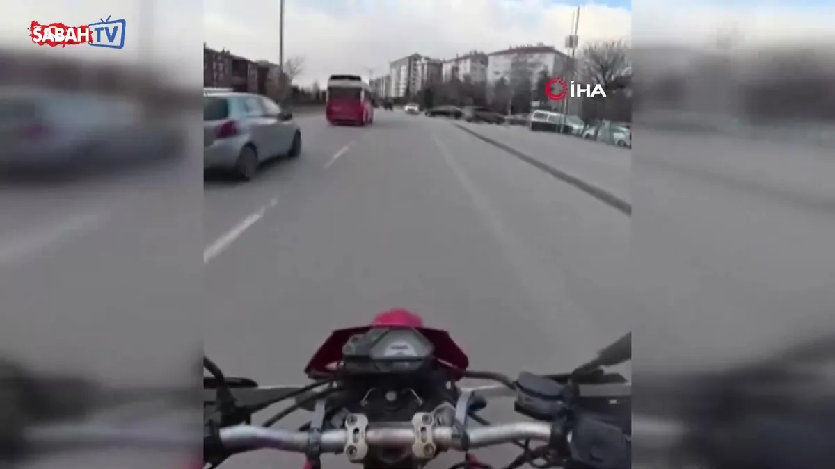 Caddede ters yöne giren otomobil trafiği tehlikeye attı | Video videosunu izle Caddede ters yöne giren otomobil trafiği tehlikeye attı | Video videosunu izle