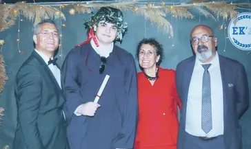 69 yaşında yüksek lisans yaptı: Baba oğulun mezuniyet sevinci