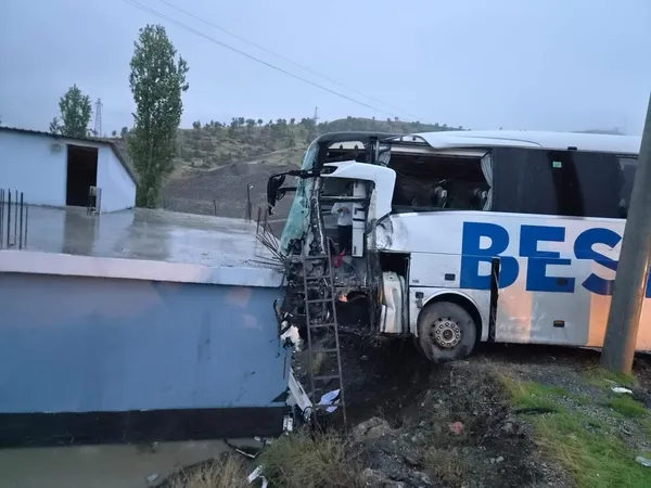 tira-carpan-yolcu-otobusu-yol-kenarindaki-eve-de-carpti-otobus-soforu-oldu-14-yolcu-yaralandi-1793255740330.jpg