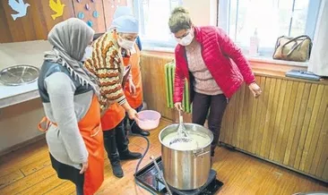 Suriyeli kadınlar üzüm pekmezi yapıyor