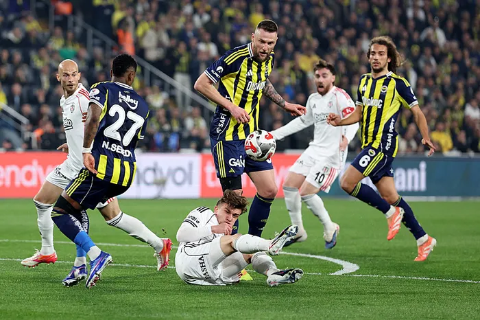 canli-super-ligde-fenerbahce-besiktas-derbisi-1775410242054.jpeg