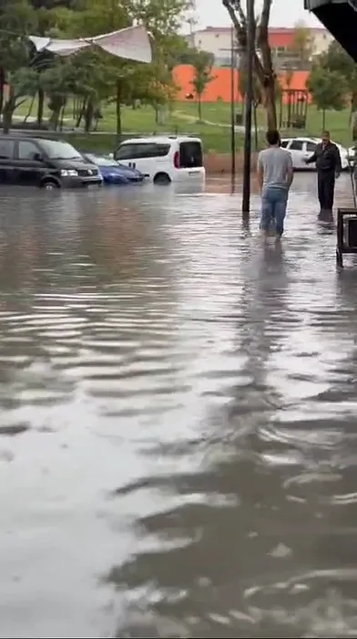 İstanbul’da sağanak nedeniyle yollar göle döndü! Bahçe duvarı devrildi, daireyi su bastı