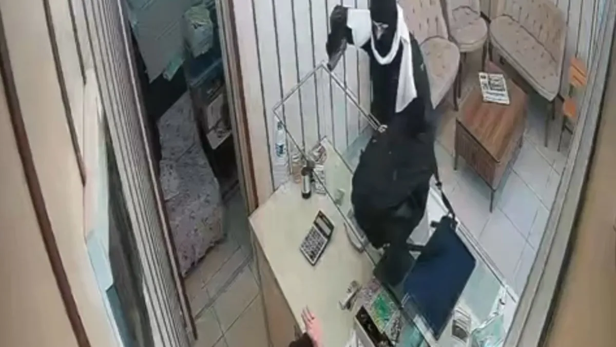 Malatya’da hırsızlık girişimine panik butonu: Kuyumcuda akılalmaz olay kamerada! Malatya’da hırsızlık girişimine panik butonu: Kuyumcuda akılalmaz olay kamerada!