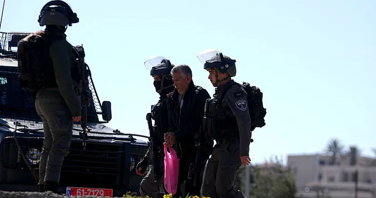 İsrail, Batı Şeria’da 100’den fazla Filistinliyi gözaltına aldı