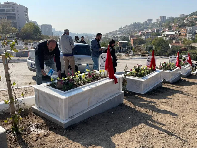 izmir-depreminde-hayatini-kaybedenler-mezarlari-basinda-anildi-1635597611600.jpg