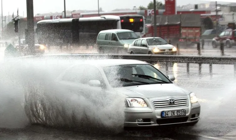 İstanbul’daki sağanak yağış hayatı olumsuz etkiledi
