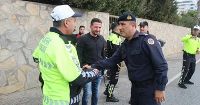 Alanya’da polis ve jandarma sürücülere bayram çikolatası ikram etti
