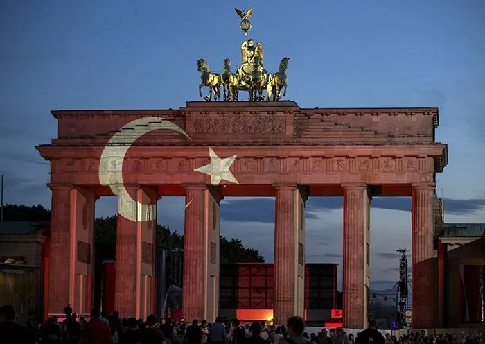 Tarihi Bandenburg Kapısı Türk bayrağı renklerine büründü