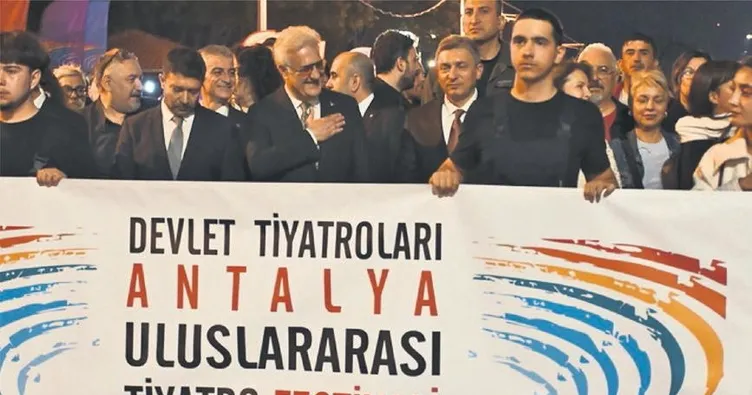 Antalya’da tiyatro zamanı