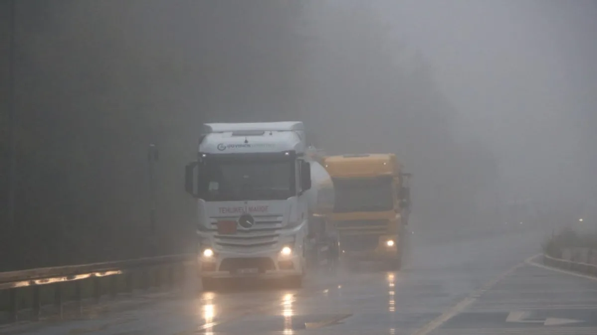 Bolu Dağı'nda sis ve yağmur etkili oldu: Görüş mesafesi 20 metreye düştü! Bolu Dağı'nda sis ve yağmur etkili oldu: Görüş mesafesi 20 metreye düştü!