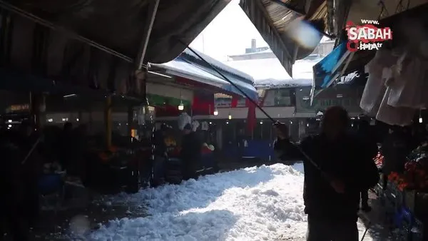 Çatılarda biriken kar kütlelerinin düşme anı kamerada | Video